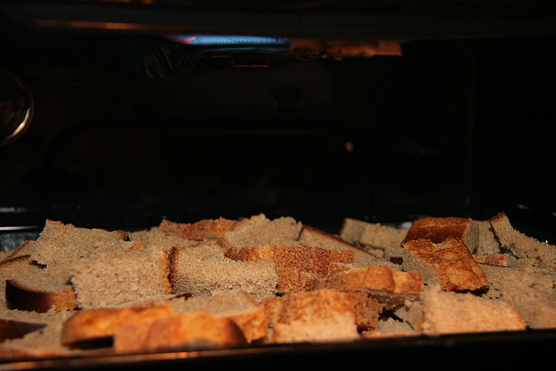Сушить сухари в духовке через решетку. Хлеб сушат на Протвине. В чем засушить хлеб. Как высушить хлеб в духовке для животных.